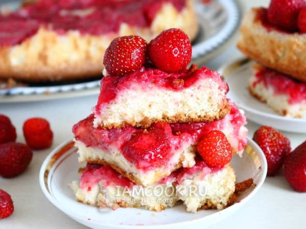 Шарлотка с клубникой в духовке, рецепт с фото