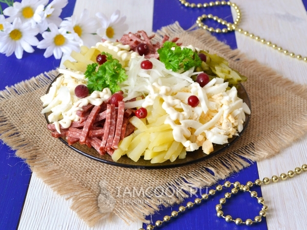 Салат с копченой колбасой и солеными огурцами , рецепт с фото