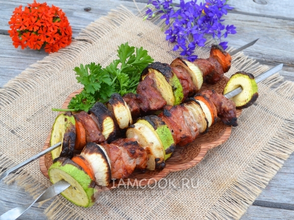 Свиной шашлык с овощами на углях, рецепт с фото