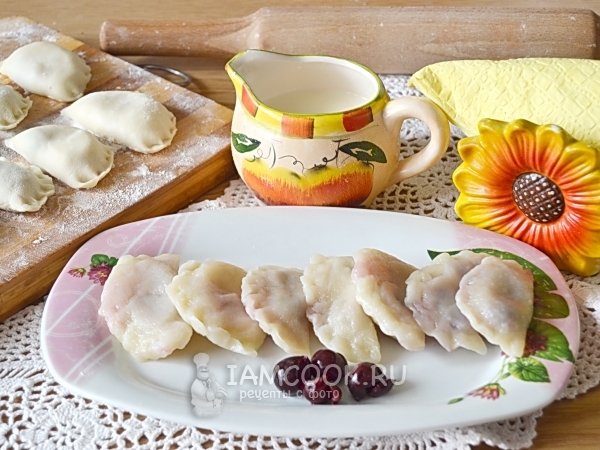Творожные вареники с вишней, рецепт с фото