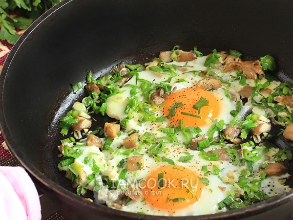 Яичница с грибами, рецепт с фото