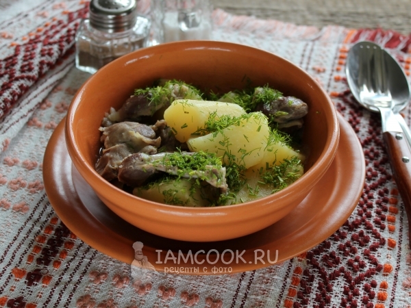 Тушеные куриные желудки с картошкой, рецепт с фото
