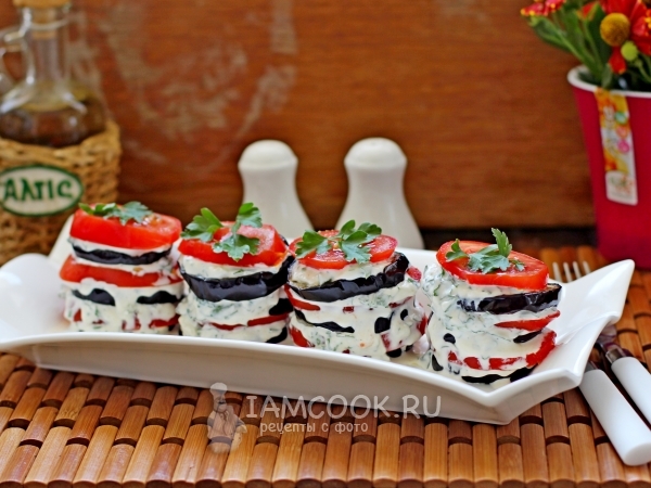 Башенки из жареных баклажанов и помидоров с чесноком, рецепт с фото