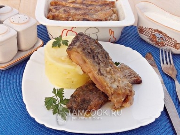 Сазан, запеченный в маринаде, рецепт с фото