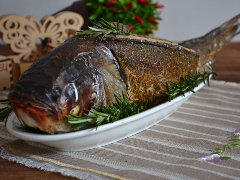 Фаршированный толстолобик, запеченный целиком, рецепт с фото