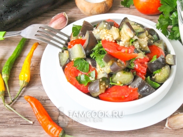 Салат из баклажанов с помидорами и чесноком, рецепт с фото