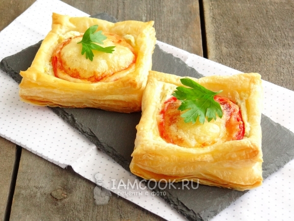 Слойки с сырно-томатной начинкой, рецепт с фото