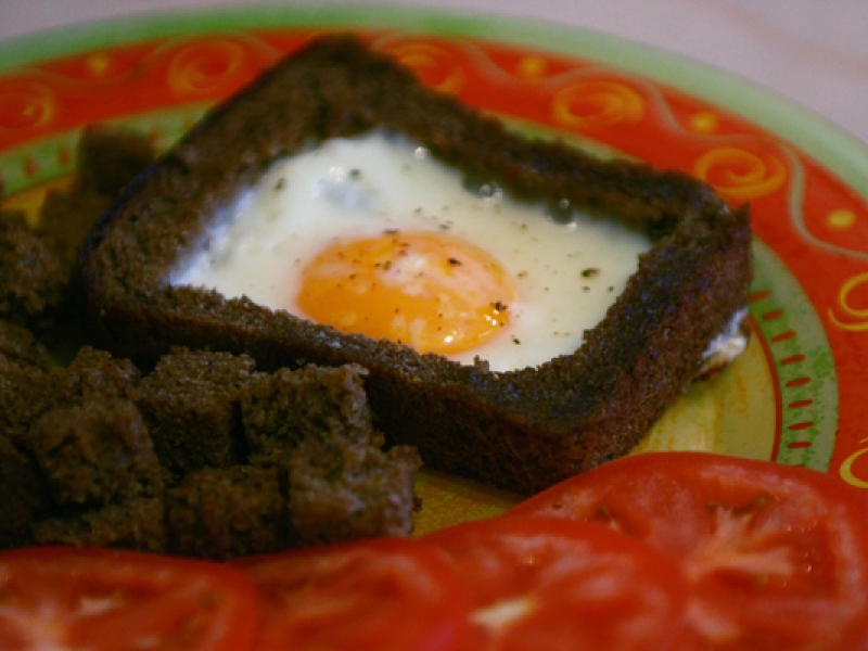 Яичница «солнышко в рамочке» с гренками, рецепт с фото