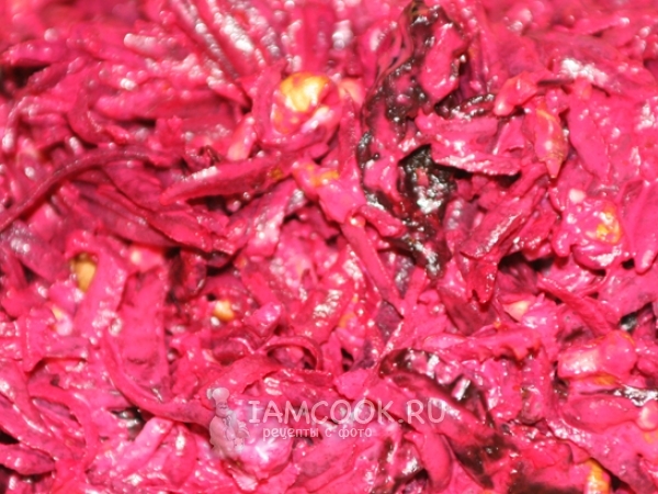 Салат из свеклы с черносливом и орехами, рецепт с фото