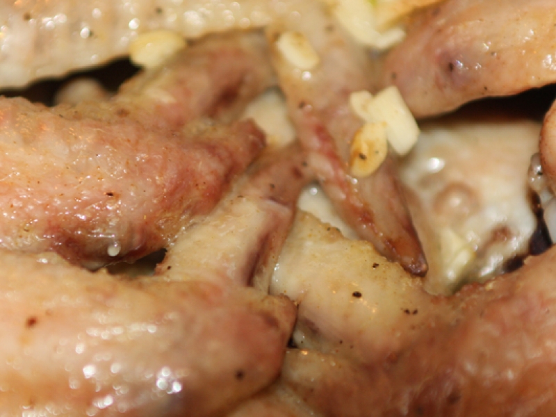 Острые куриные крылышки с чесноком в духовке, рецепт с фото