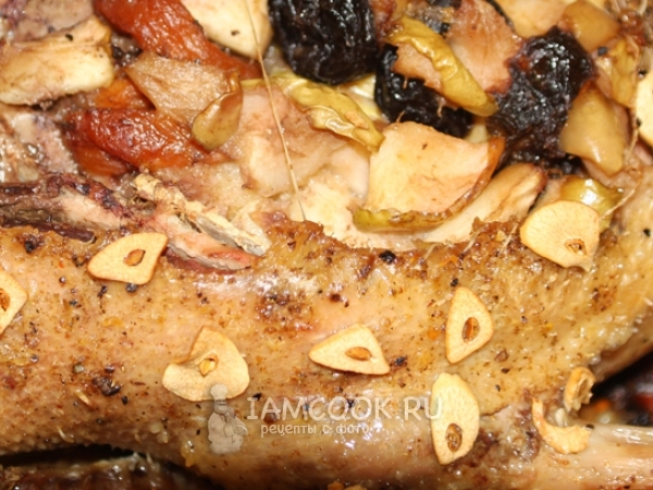 Утка фаршированная с капустой в духовке, рецепт с фото