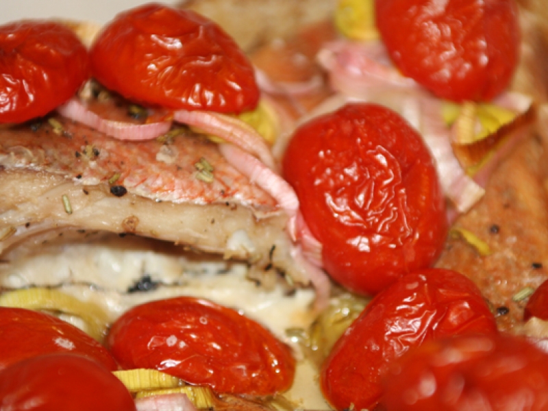 Морской окунь запеченный в духовке с помидорами черри, рецепт с фото