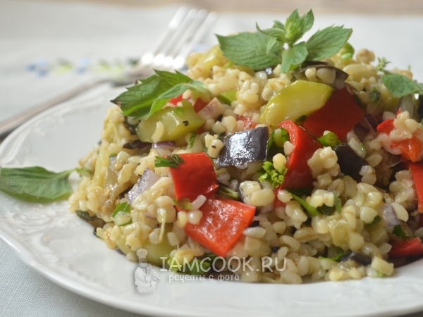 Теплый салат с булгуром, бакалажнами и кабачками, рецепт с фото