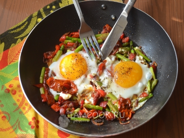 Яичница со спаржей и вялеными помидорами, рецепт с фото