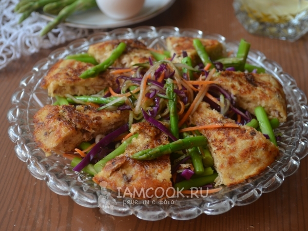 Овощной салат с омлетом из тунца, рецепт с фото