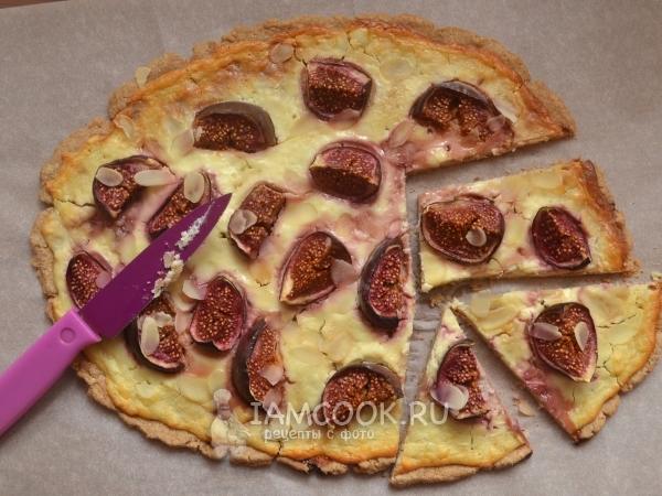 Открытый пирог с инжиром и козьим сыром, рецепт с фото