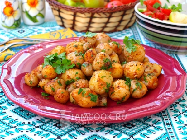 Молодой картофель с паприкой и чесноком, рецепт с фото