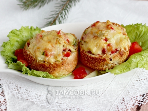 Теплый салат в булочках, рецепт с фото