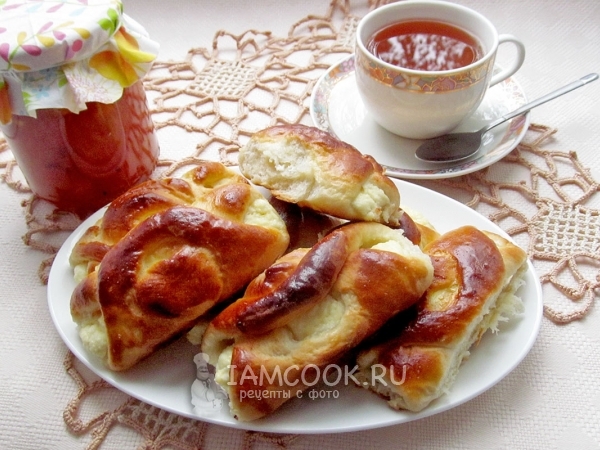Пирожки с творогом из дрожжевого теста, рецепт с фото