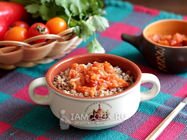 Гречневая каша с луком и помидорами, рецепт с фото