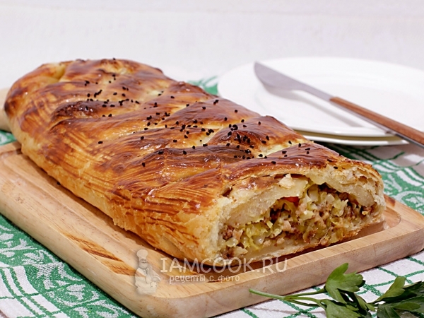 Кулебяка из слоеного теста, рецепт с фото
