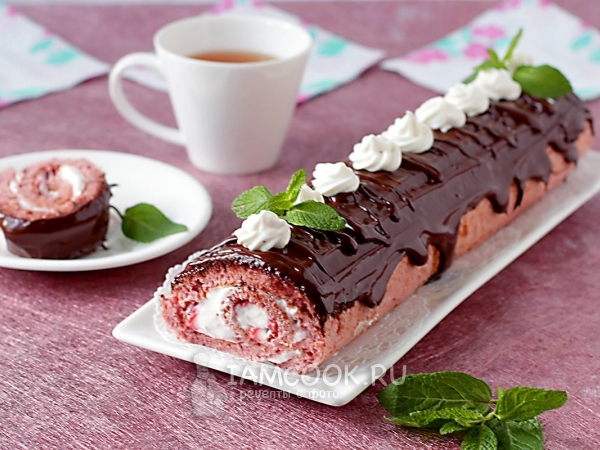 Бисквитный рулет с клубникой, рецепт с фото