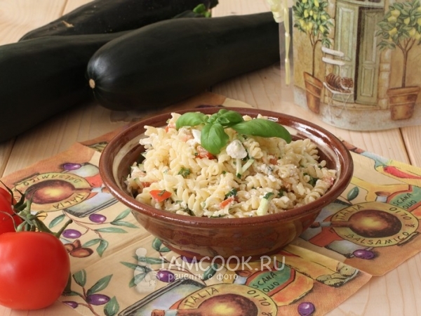 Салат с сырым кабачком и макаронами, рецепт с фото