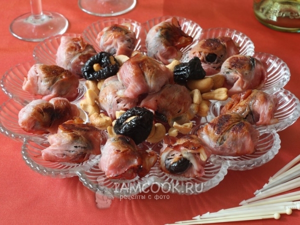 Чернослив с орехами в беконе, рецепт с фото