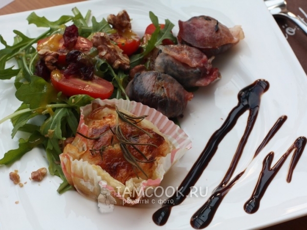 Салат с рукколой и закусками, рецепт с фото