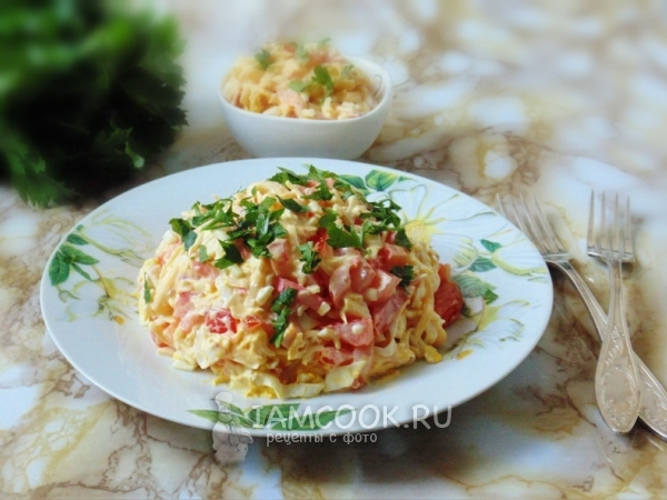 Салат из крабовых палочек, помидоров, яиц и сыра, рецепт с фото