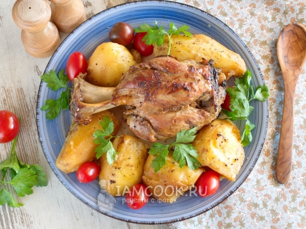 Свиная рулька с картошкой в духовке, рецепт с фото