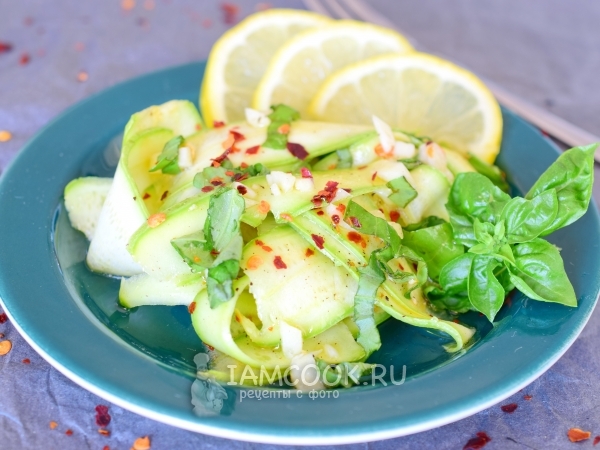 Салат из сырых кабачков, рецепт с фото