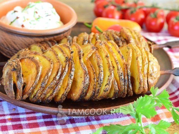 Картофель спиралью на шпажках в духовке, рецепт с фото