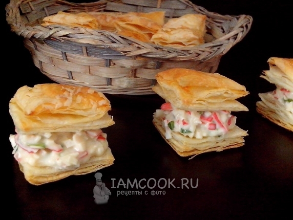 Закусочные слойки с крабовым мясом, сливочным сыром и зеленью, рецепт с фото