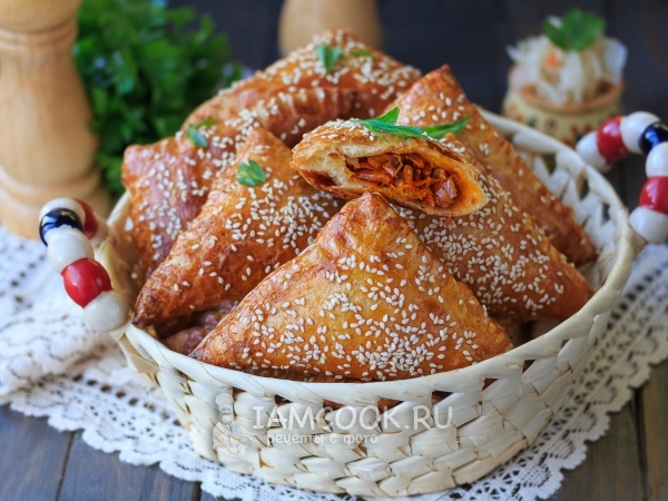 Пирожки с капустой из слоеного теста, рецепт с фото