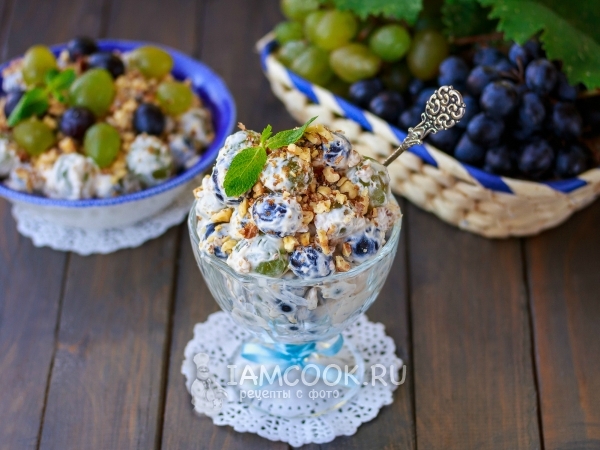 Сливочный салат из винограда с орехами, рецепт с фото