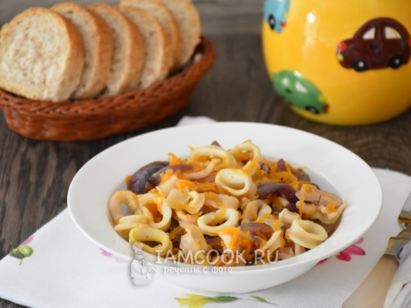 Тушёные кальмары с морковью и луком, рецепт с фото