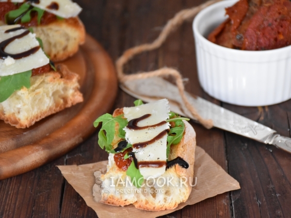 Брускетта с вялеными томатами, рукколой и пармезаном, рецепт с фото