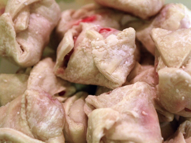 Сосиски в тесте с сыром и помидором, рецепт с фото